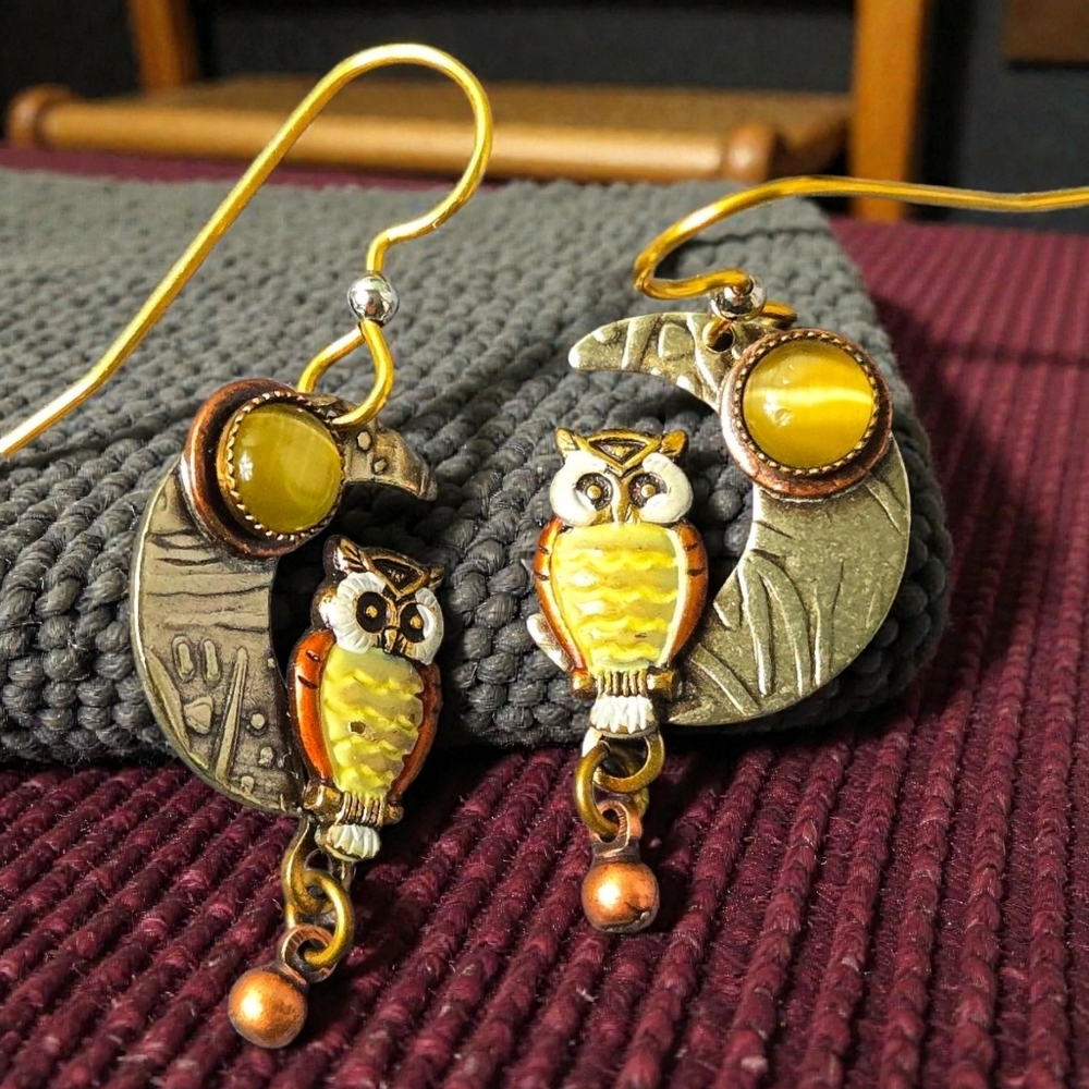 SILVER FOREST OWL ON CRESCENT MOON EARRING - Picture 4 of 16